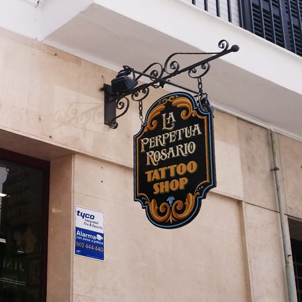 Banderola-rotulada-a-mano-tattoo-shop-tradicional-colgada