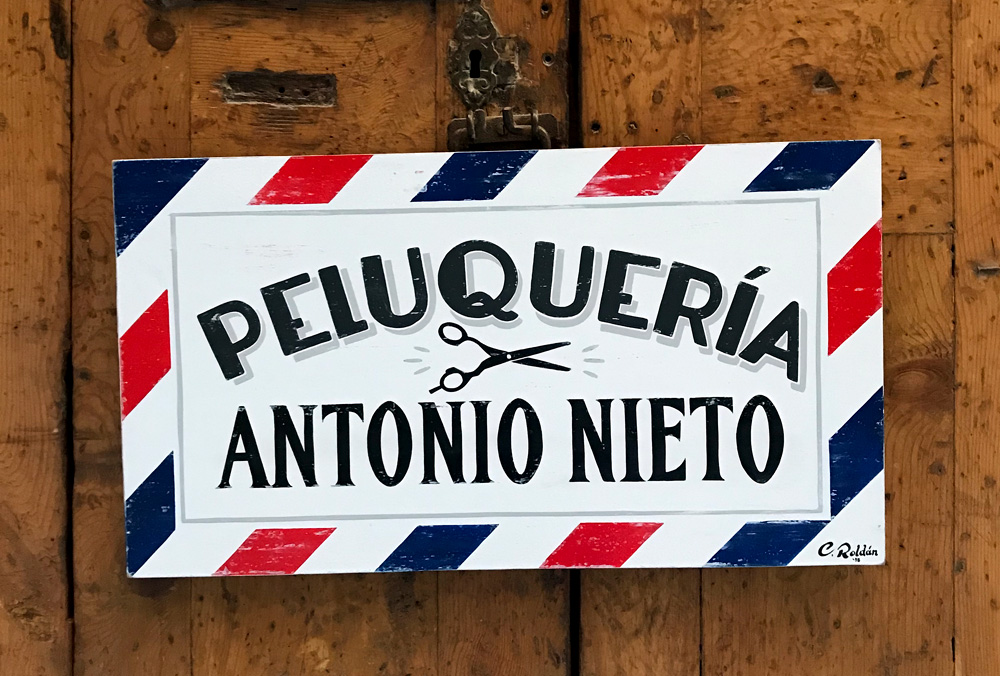 Rotulo-hecho-a-mano-peluqueria-barberia-barcelona