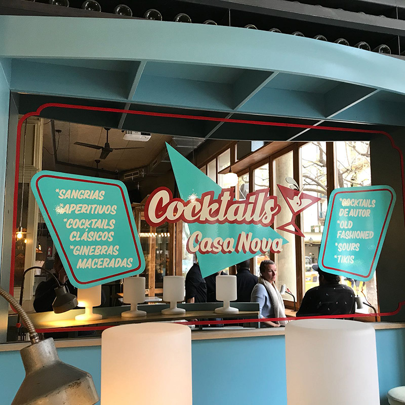 rotulacion a mano de espejo cocteles en restaurante