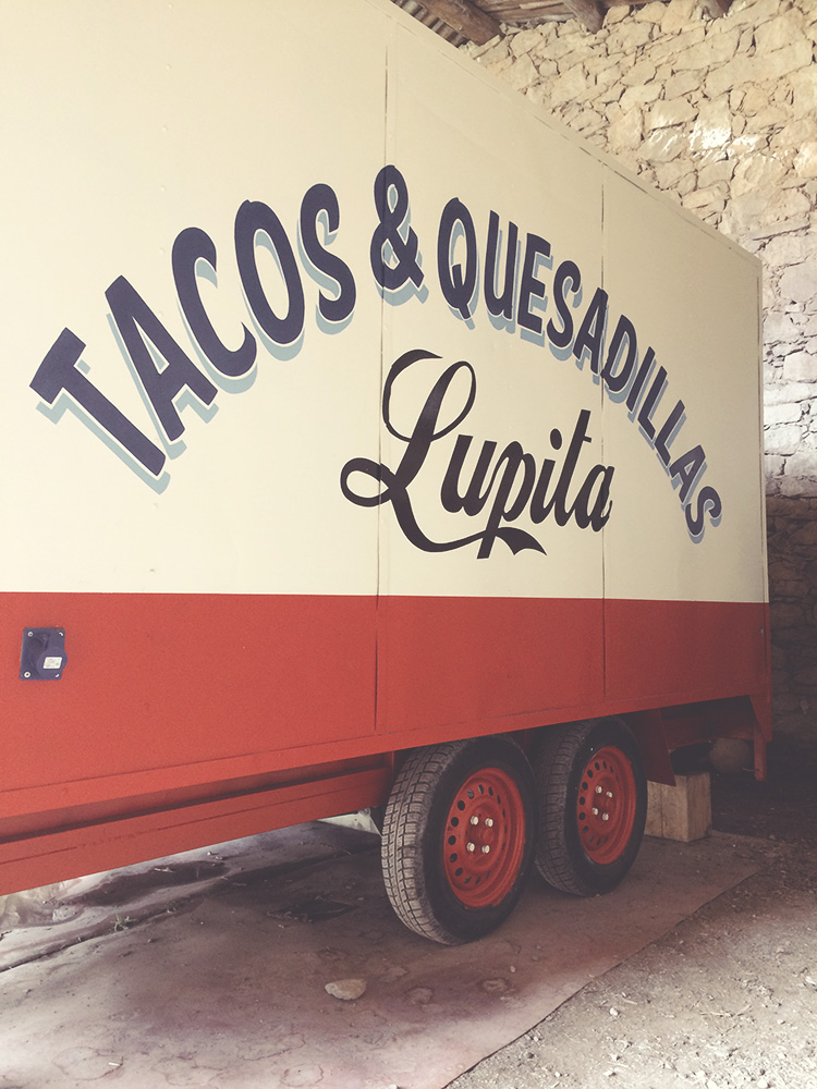 rotulacion-a-pincel-de-food-truck-cristian-roldan