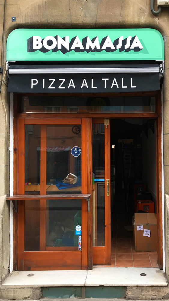rotulo-pintado-en-madera-para-fachada-pizzeria