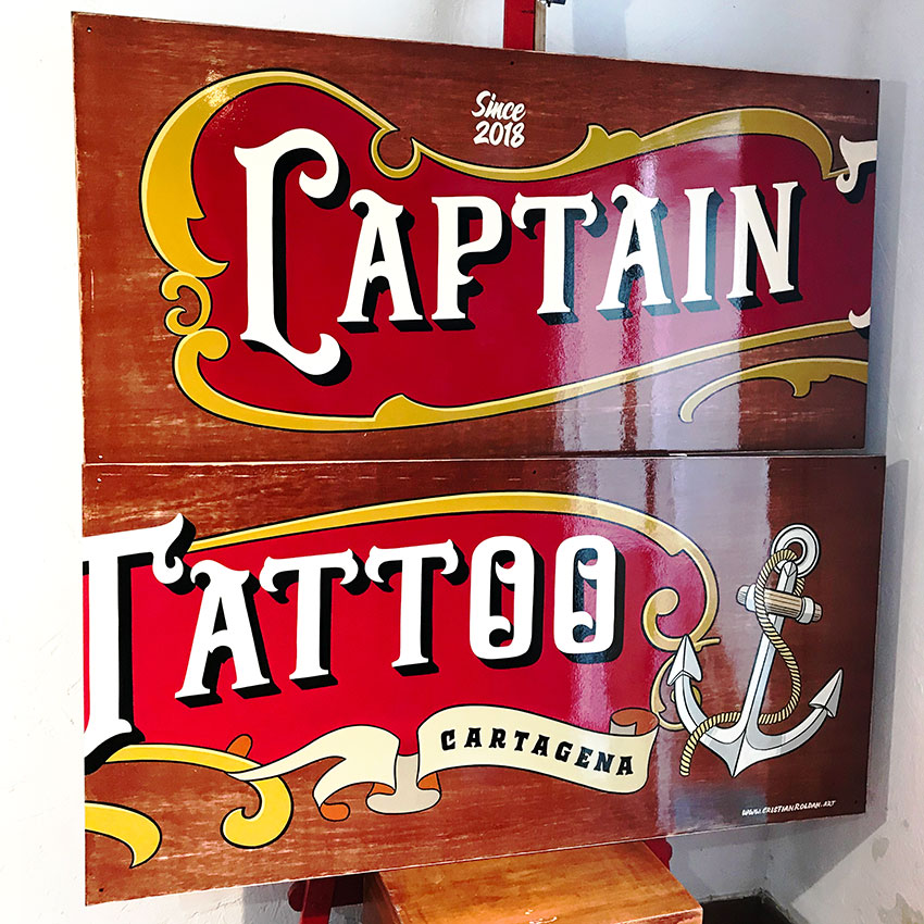 Rotulo-pintado-a-mano-sobre-madera-tattoo-studio-cartagena