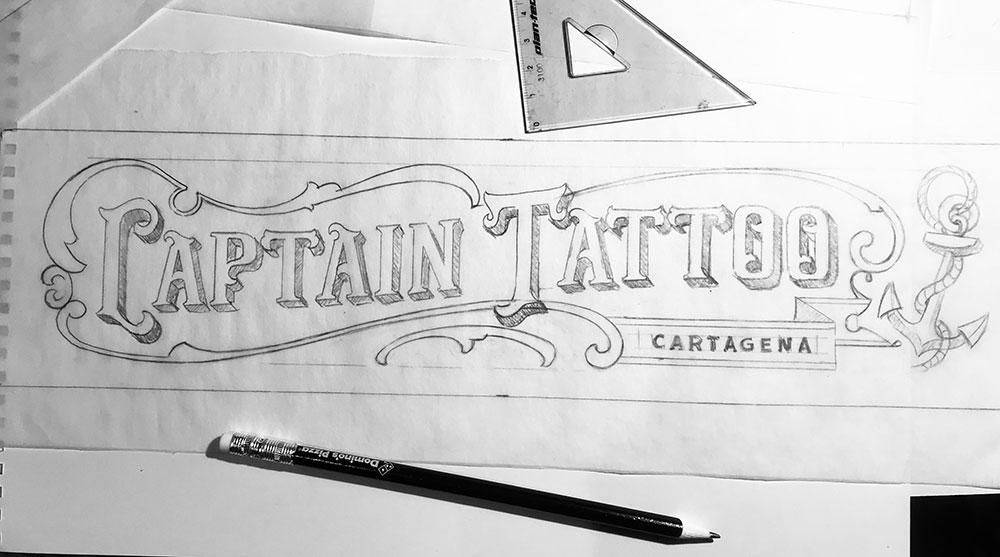 Rotulo-pintado-a-mano-sobre-madera-tattoo-studio-lápiz