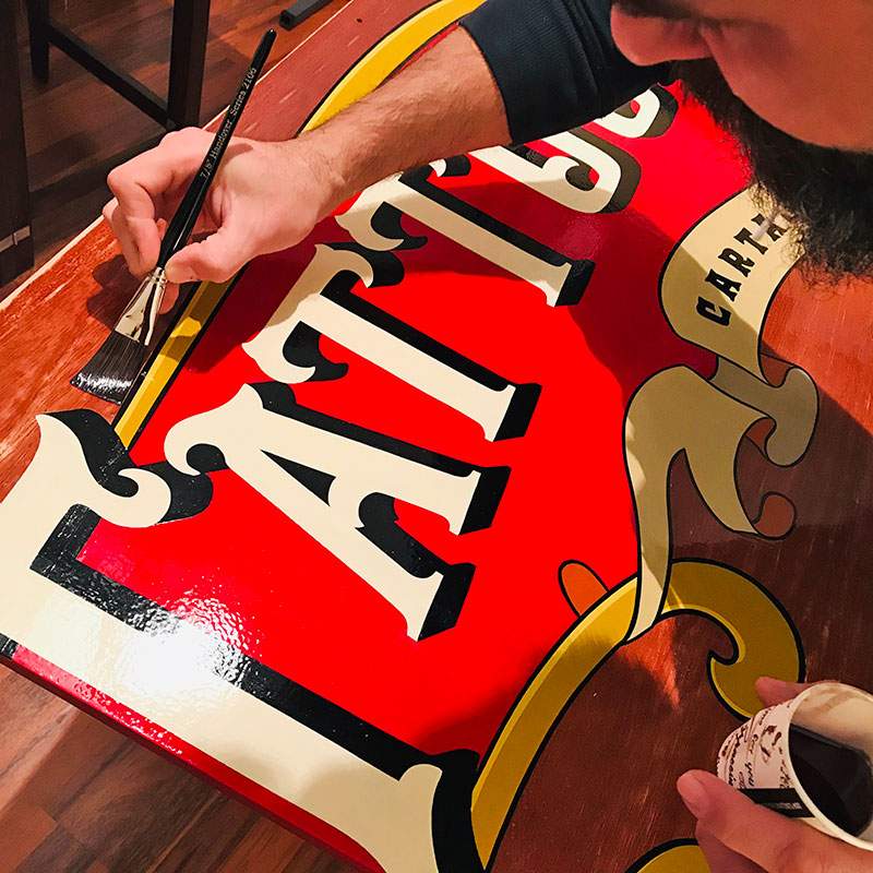 Rotulo-pintado-a-mano-sobre-madera-tattoo-studio-signpainter
