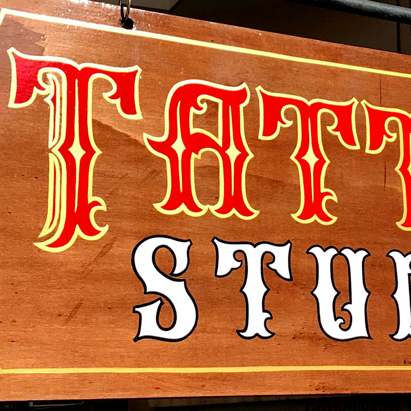 banderola-artesanal-madera-tattoo-studio-alicante