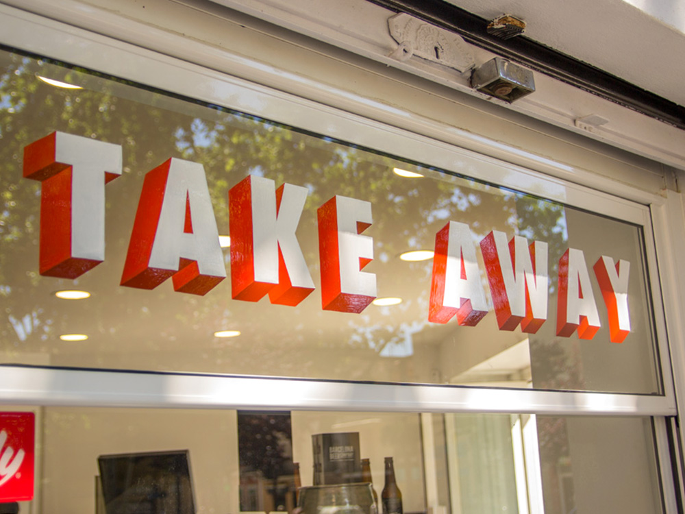 rotulacion-a-mano-sobre-cristal-ventana-take-away-signpainter