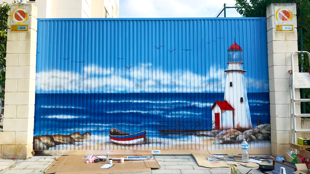 decoración en puerta de garaje de urbanización