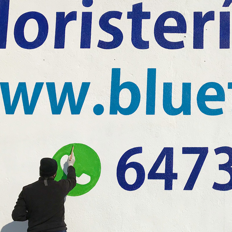 letras-pintadas-a-mano-en-nave-industrial