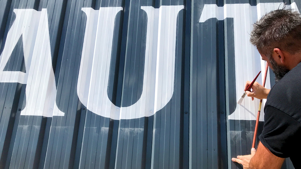 rotulación-a-mano-con-pintura-en-taller-mecánico