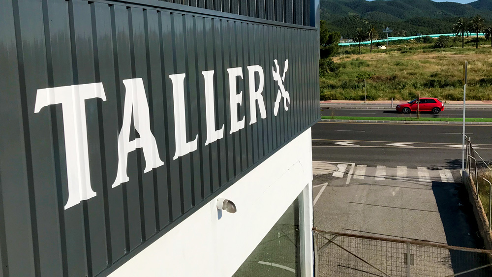 rotulación-de-letras-con-pintura-en-taller-mecánico-murcia