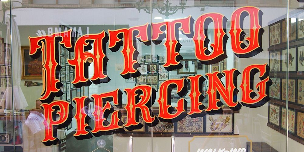 Puertas-de-vidrio-rotuladas-a-mano-por-Cristian-Roldán-Art