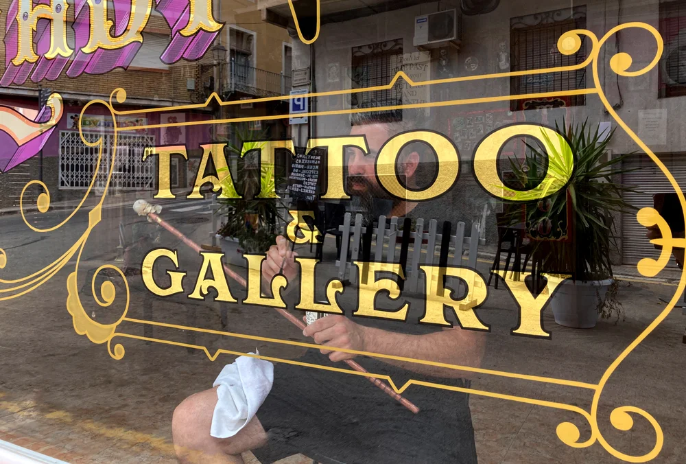 Cristal-con-pan-de-oro-en-tattoo-studio-by-cristian-roldan-art