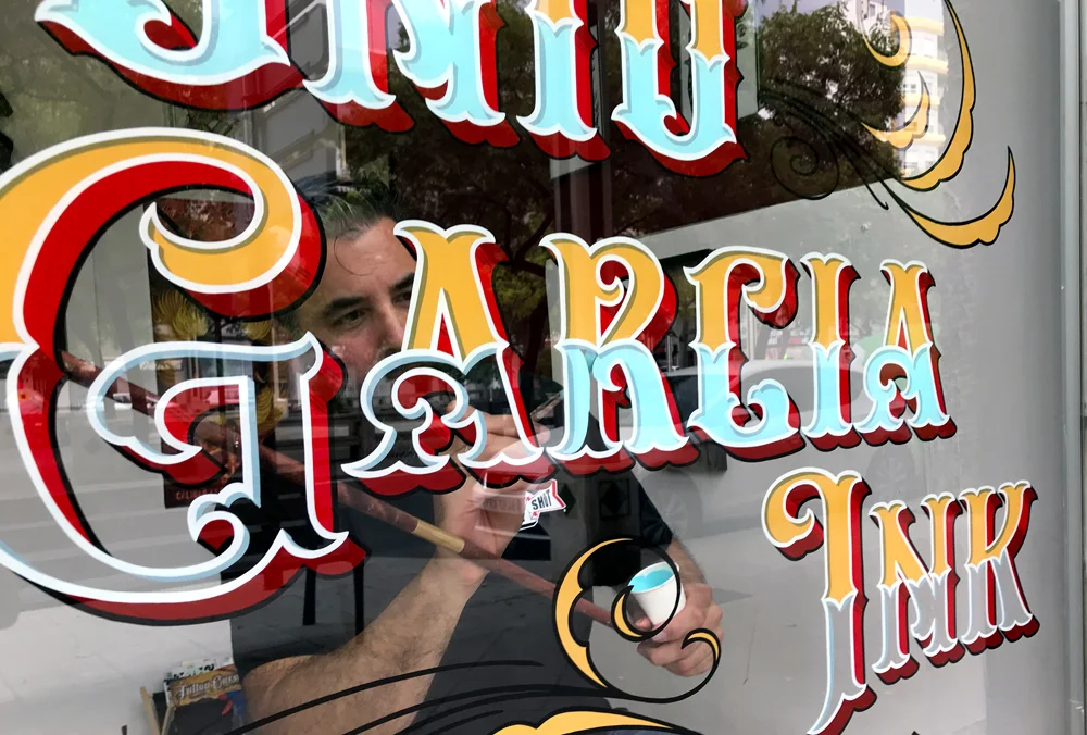 Rotulando-Escaparate-estudio-de-tatuaje-Cristian-Roldan-Art