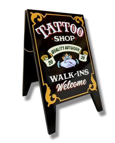 letrero-pizarra-caballete-tattoo-shop-estudio-tatuaje-pintado-a-mano