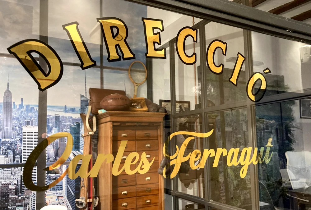 oficina-inmobiliaria-de-lujo-pan-de-oro-by-cristian-roldan-art