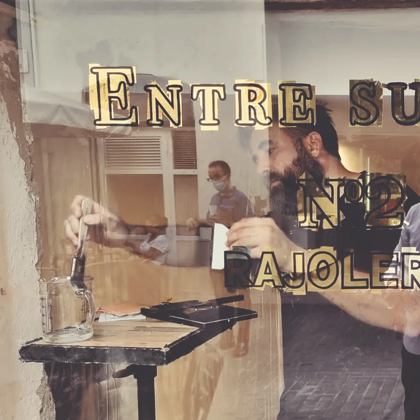 trabajando-con-pan-de-oro-dorado-al-agua-cristian-roldan-art