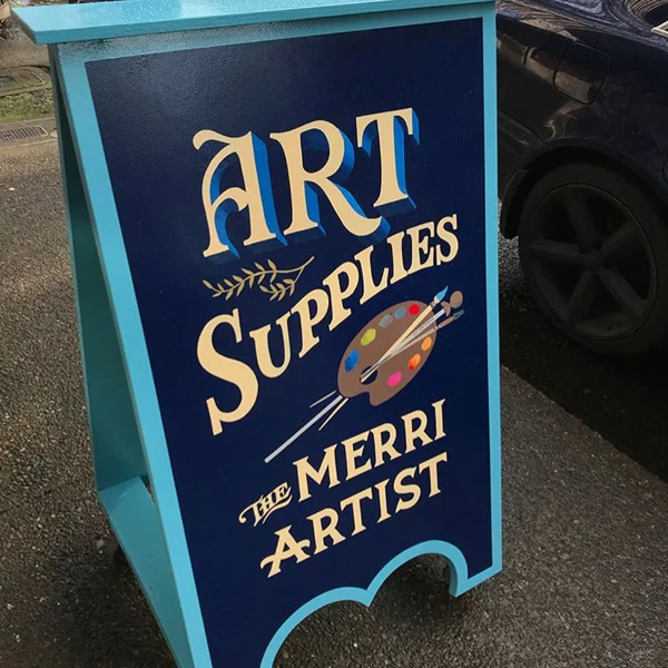 caballete-publicitario-pintado-a-mano-pizarra-publicitaria-artistica