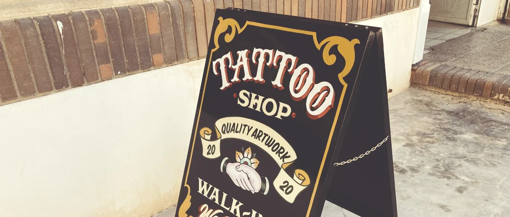 letrero-caballete-estudio-tatuaje-pintado-a-mano