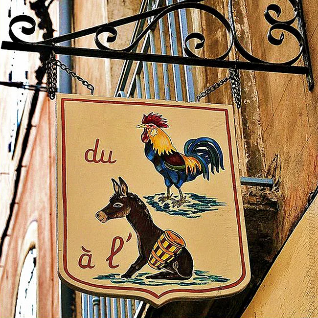 Banderola-artesanal-de-madera-pintada-a-mano