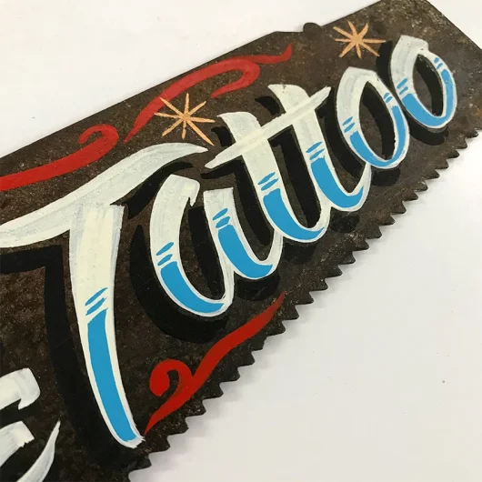 serrucho-tattoo-clean-hand-lettering-sign-painting