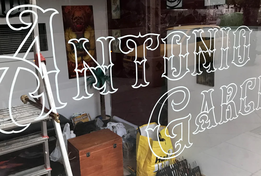 Delineado-letras-pintadas-a-mano-en-cristal-tattoo-shop
