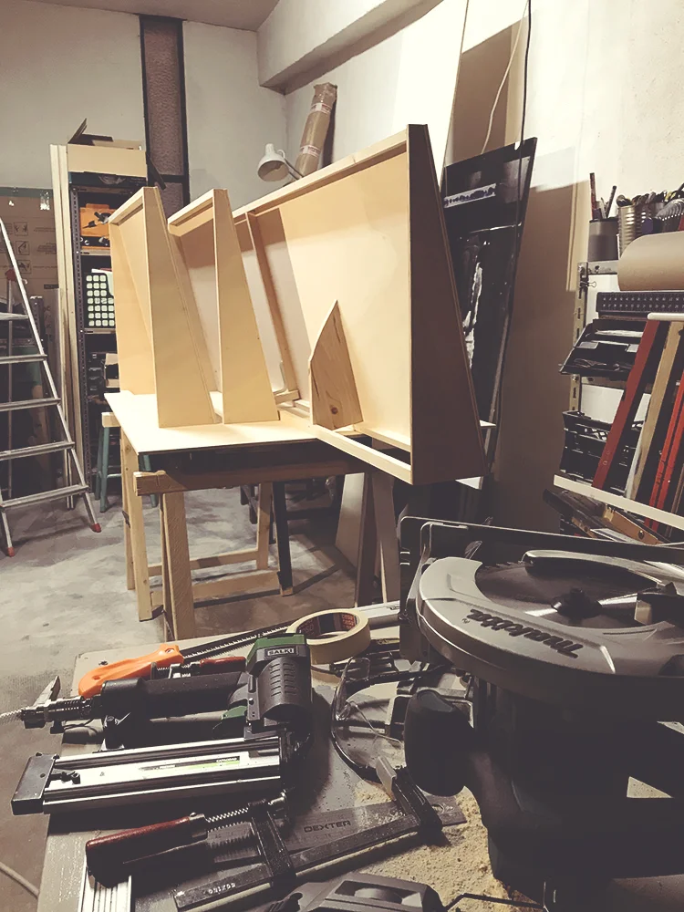 Fabricando fachada de barbería en madera.