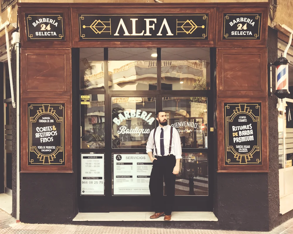 Fachada de barbería completamente renovada de madera con estilo clásico