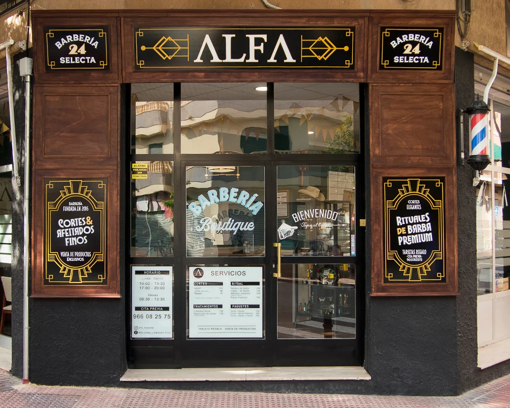 Fachada de barbería completamente renovada de madera con estilo clásico