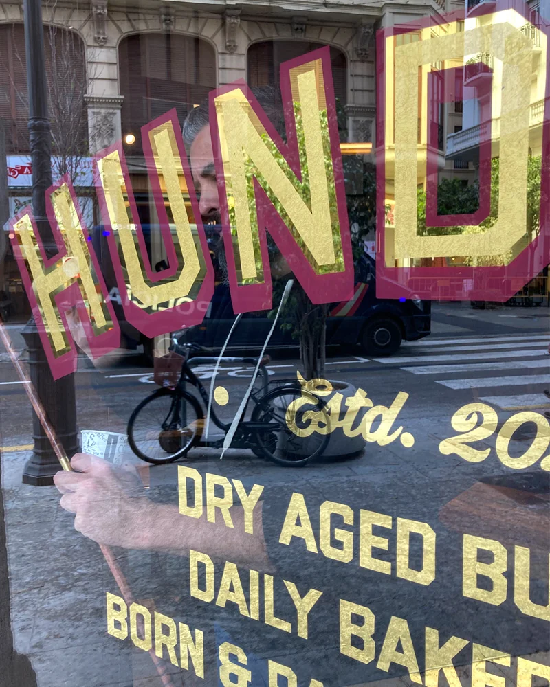 Letras-con-pan-de-oro-brillo-y-satinado_Escaparate-Valencia