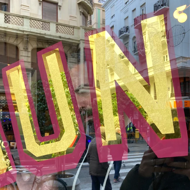 Letras-con-pan-de-oro-brillo-y-satinado_detalle