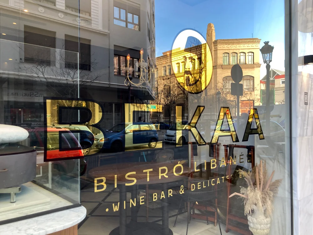 Letras-pintadas-a-mano-con-pan-de-oro_C_Roldan_Art-en-Bekaa-Valencia