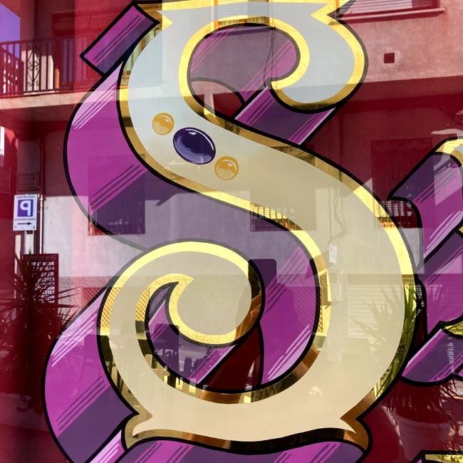 Rotulacion-a-mano-con-pan-de-oro-en-Murcia_letra-S-artistica