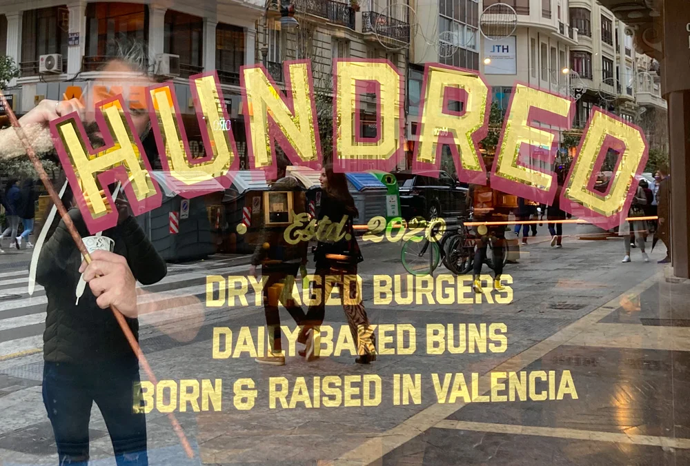 Rotulacion-a-mano-con-pan-de-oro-en-Valencia-Retaurante Hundred