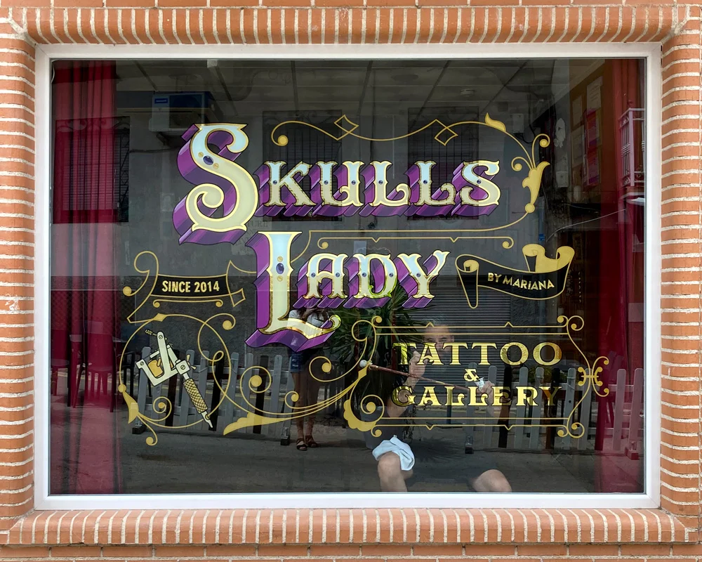 Rotulacion-a-mano-con-pan-de-oro-en-estudio-tatuajes-skulls-lady