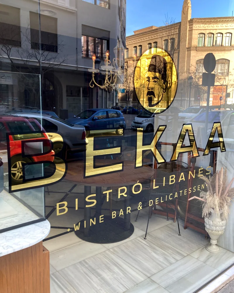 Rotulacion-tradicional-con-pan-de-oro-Cristian-Roldan-Art_Bekaa-Bistro-Libanes-Valencia