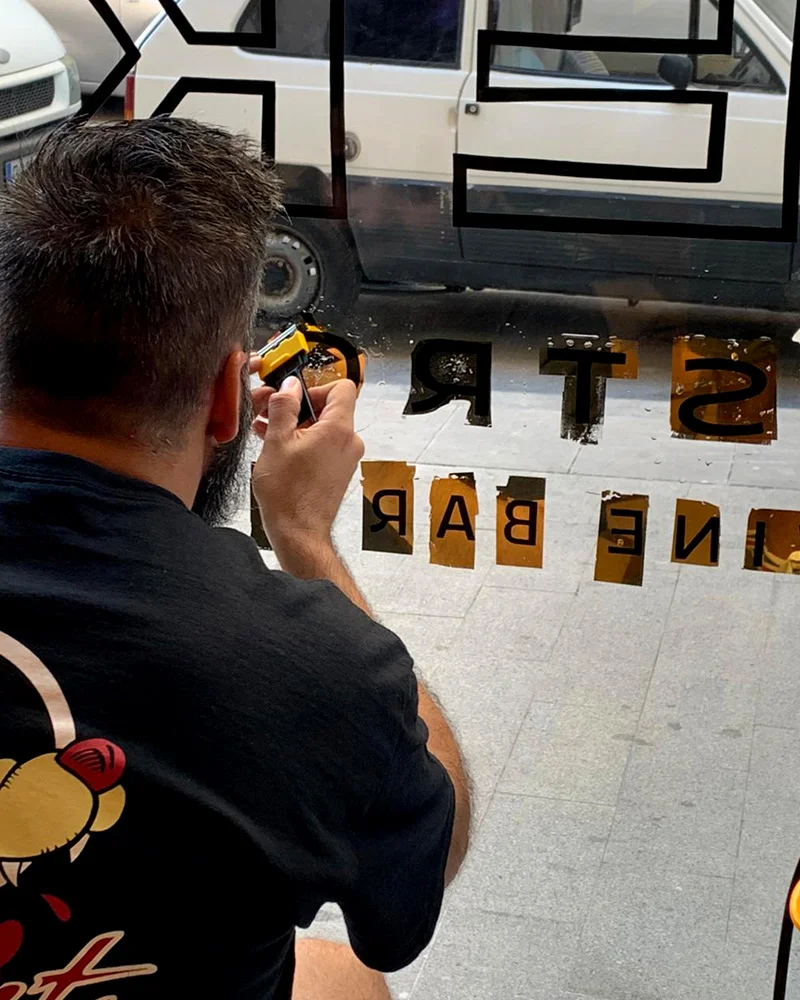 Rotulando-a-mano-letras-con-pan-de-oro-CRoldan-Art_Bekaa-Bistro-Libanes-Valencia