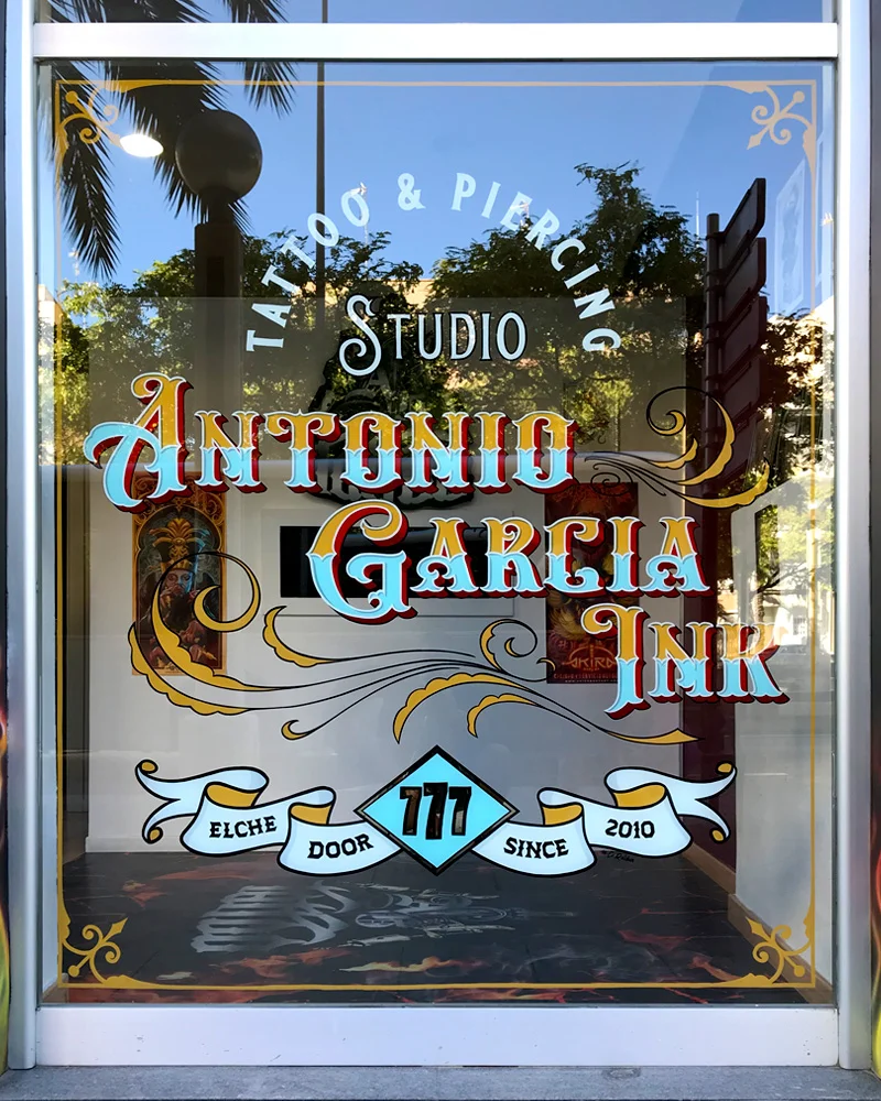 letras-pintadas-a-mano-en-escaparate-estudio-de-tatuaje-Elche