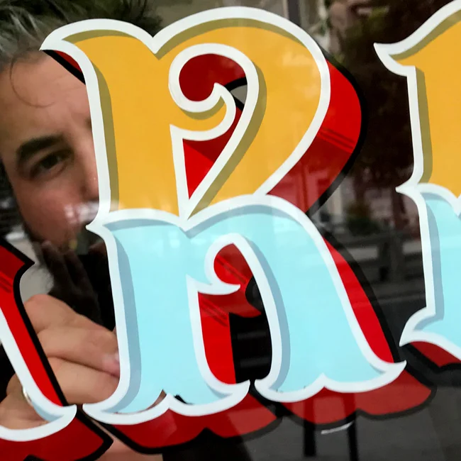 letras-pintadas-a-mano-vidrio-en-tattoo-studio-Elche