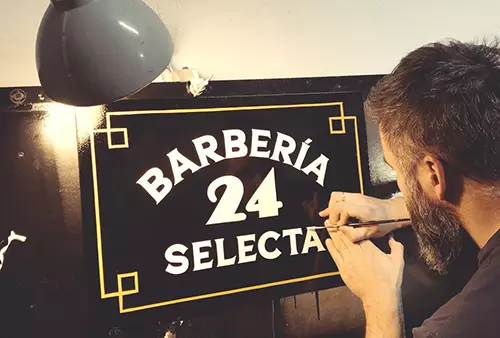 Rotulando a pincel letrero con número de calle