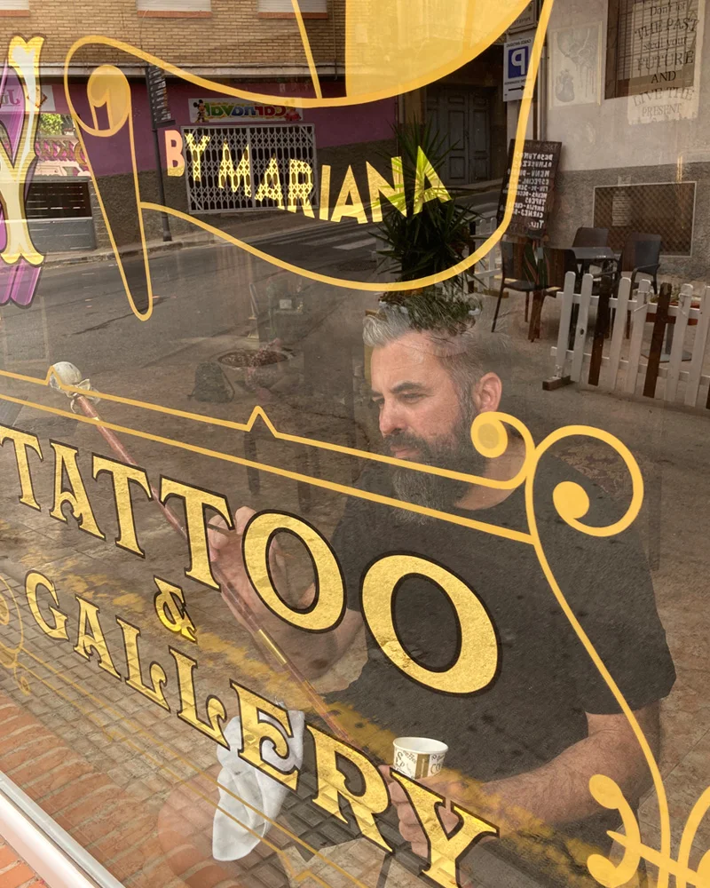 rotulando-a-mano-pan-de-oro-en-vidrio-C-Roldan-Art