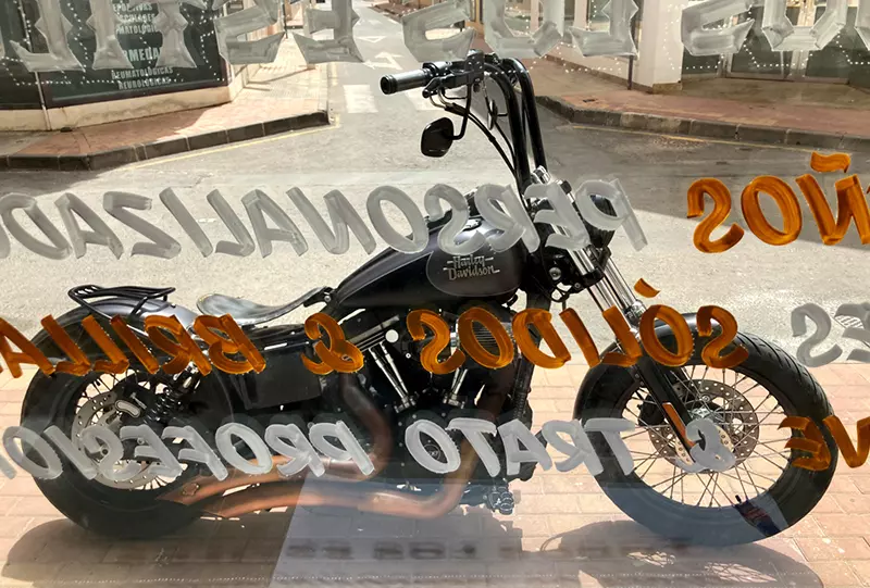 Letras-pintadas-a-mano-estilo-casual-en-escaparate