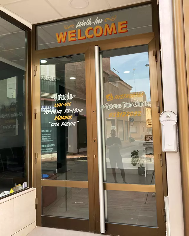 Puerta-acristalada-rotulada-con-horarios-y-welcom