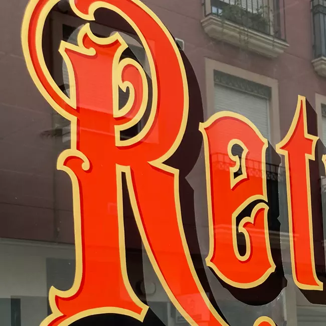 Tipografía-retro-rotulada-a-mano-sobre-vidrio