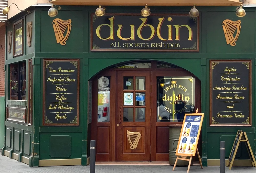 Fachada-pub-estilo-Irlandés-con-cristal-rotulado-con-pan-de-oro