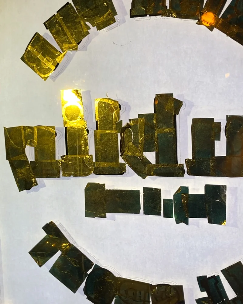 Proceso-de-rotulacion-con-pan-de-oro-sobre-vidrio