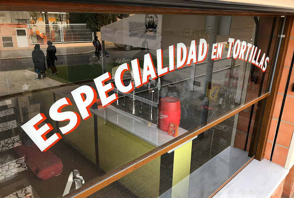 Rotulación-a-Mano-en-Ventana-Bar-Especialidad-en-Tortillas