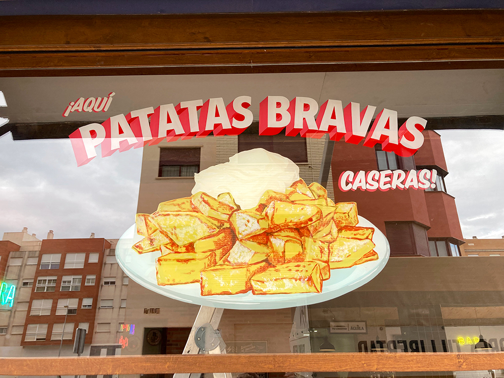 Rotulacion-a-Mano-sobre-Cristal-de-Taberna_Patatas-Bravas_Caseras