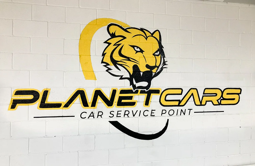 Rotulacion-a-mano-de-logo-en-gran-formato-taller-mecanico-Alicante