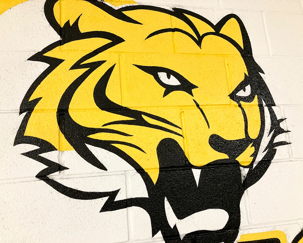 Rotulacion-a-mano-de-logotipo-en-gran-formato-taller-mecanico-Nave