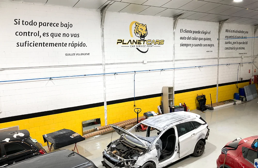 Rotulacion-a-mano-naves-industriales-logo-taller-mecanico-Alicante